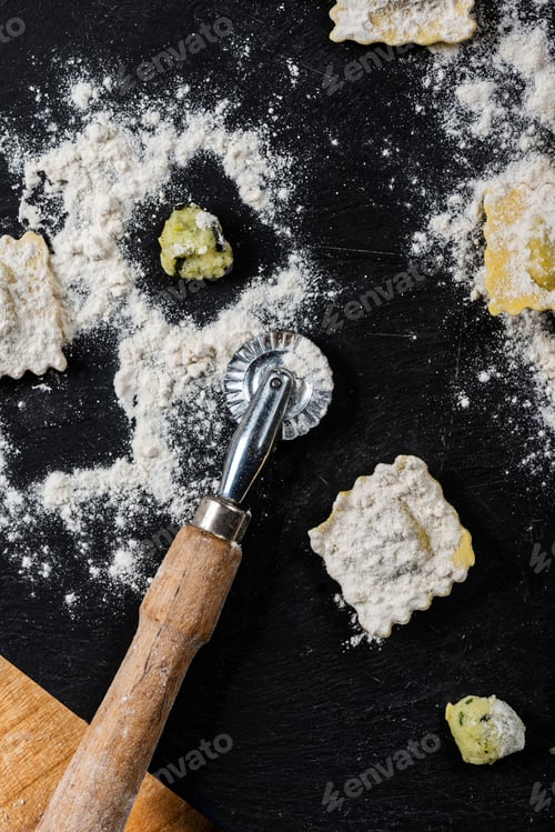Preview: making ravioli, cutting the dough, stuffing the italian pasta