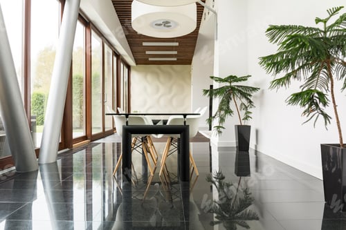 Preview: Spacious dining room