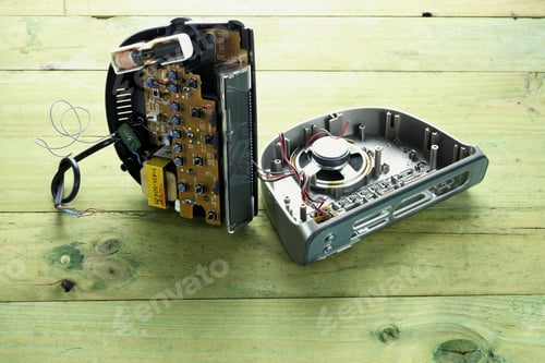 Preview: Broken clock Radio