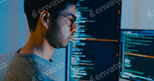Vista previa: Primer plano, joven adulto asiático, hombre independiente, mecanografía, escritura rápida, IA, bot, aplicación de TI, programa inteligente, nómada.