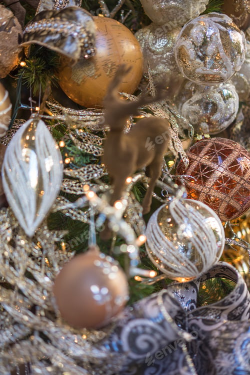 Preview: Christmas decorations on the branches