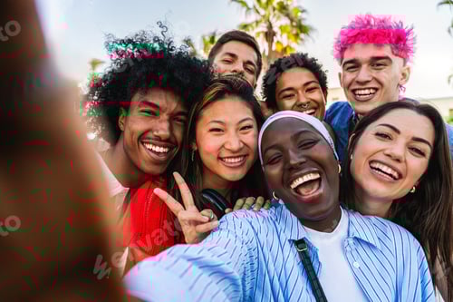 Vista previa: Grupo multiétnico de jóvenes amigos felices pasando el rato