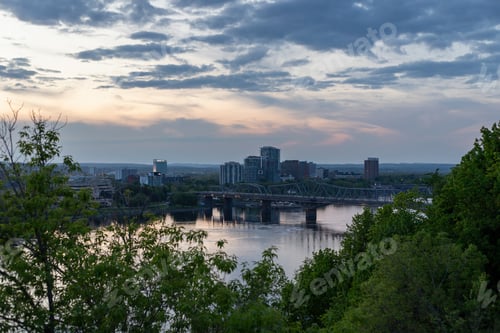 Preview: Alexandra bridge crossing Ottawa river at twilight. Historic bridge connecting Ottawa and Gatineau.