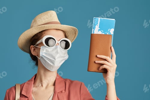 Preview: Tourist in protective mask