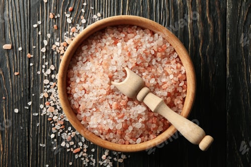 Preview: Bowl of pink himalayan salt and scoop on wooden table