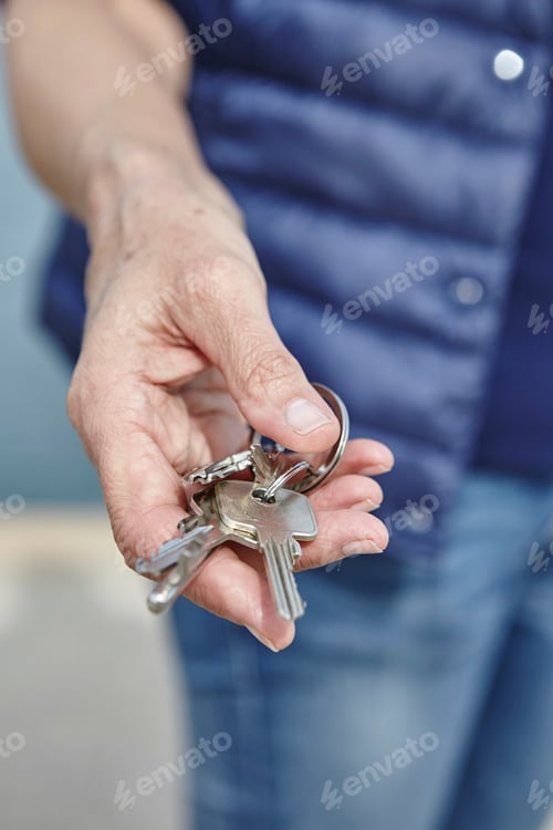 Preview: Womans hand holding bunch of keys