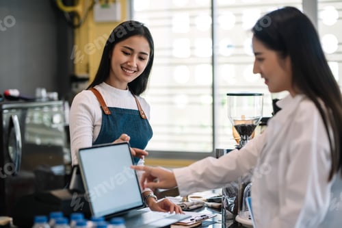 Preview: Image of a customer ordering coffee through a tablet at the coffee shop.