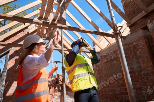 Preview: Foreman using virtual reality headset for vision of constructed building result