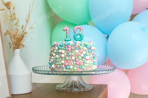 Visualização: Bolo comemorativo de 18 anos com balões e velas em tons pastel para um marco especial.