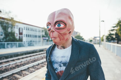 Preview: Young bearded man outdoor wearing mask