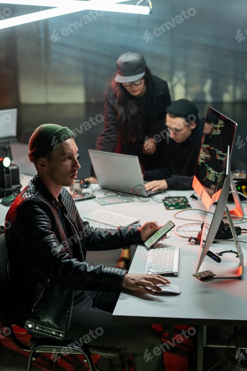 Preview: One of three swindlers using computer and smartphone