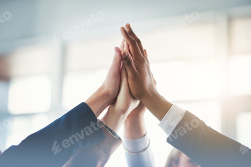 Vorschau: Teamwork erledigt die Arbeit. Abgeschnittene Aufnahme einer Gruppe von Geschäftsleuten, die sich zu einem High Five versammelten.