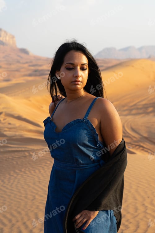 Preview: Beautiful girl in the desert
