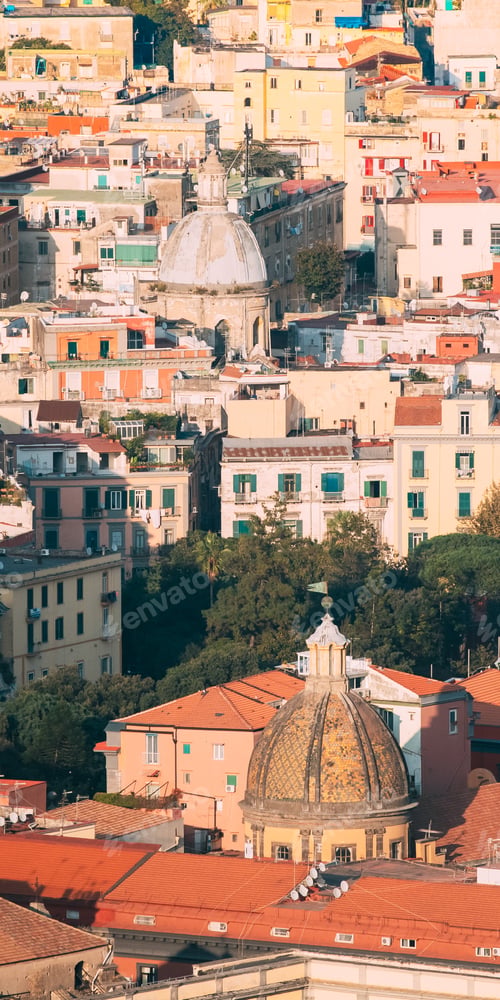 Vorschau: Neapel, Italien. Blick von oben auf die Skyline des Stadtbildes mit berühmten Sehenswürdigkeiten an sonnigen Tagen. Viele alte Kirchen und