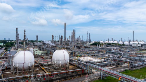 Preview: Gas separation plant at industrial estate under blue sky, Industrial gas separation plant