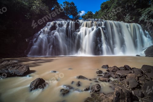Vista previa: Cascada que conecta un afluente con el Río Paraná (río Paraná), cerca de Puerto Iguazú, Misiones Pr
