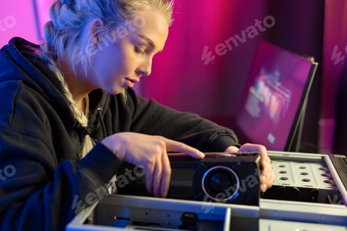 Vista previa: Primer plano de Gamer Girl instalando una nueva tarjeta de Vídeo GPU en su PC para juegos