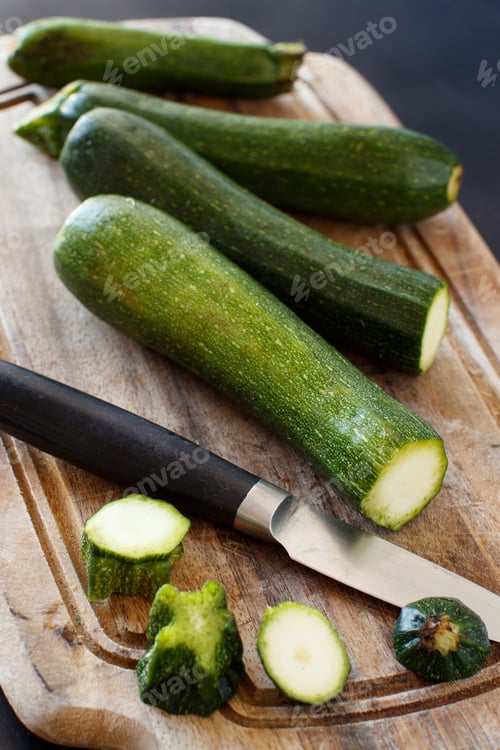Vista previa: Fresh zucchini on wooden board