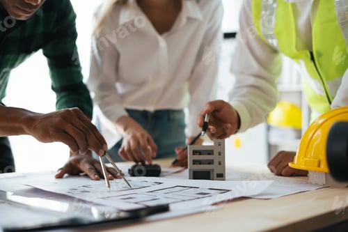 Vista previa: Vista cercana de los ingenieros y el arquitecto trabajando juntos en el proyecto de construcción.