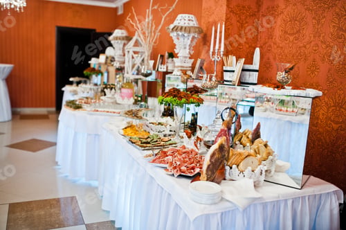 Vista previa: Mesa de recepción de boda de elegancia real con diferentes alimentos de cocina.