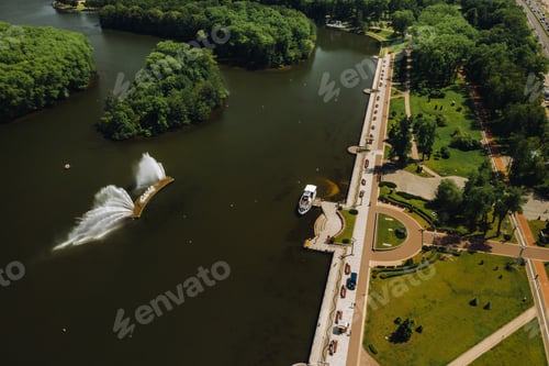 Visualização: Top view of the victory Park in Minsk and the Svisloch river.A bird's-eye view of the city of