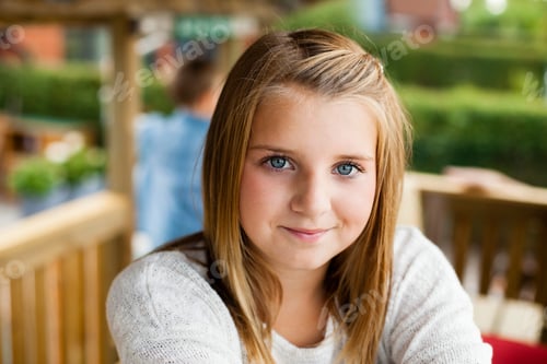 Visualização: Retrato de uma linda garota feliz no quintal