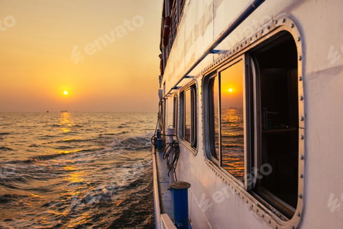 Vorschau: Wunderschöner Sonnenuntergang von der Fähre im offenen Meer