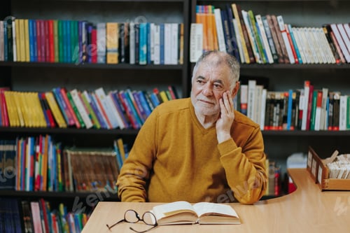 Preview: Lifelong Learning Front View of Senior Man Immersed in Reading
