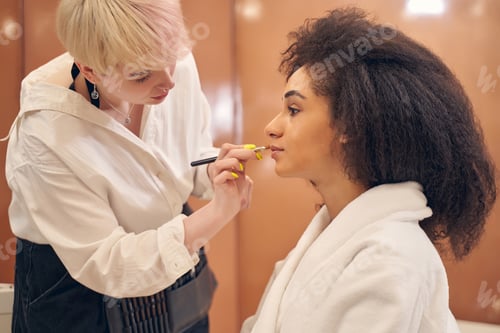 Preview: Beauty salon employee working with her client