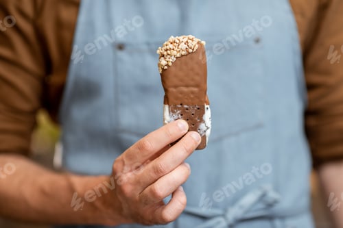 Preview: Seller with chocolate ice cream, close-up