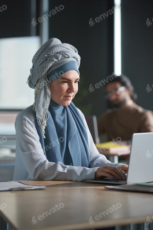 Preview: Muslim businesswoman at office
