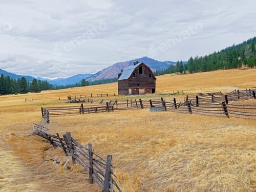 Preview: Rural landscape of an old barn in a field.