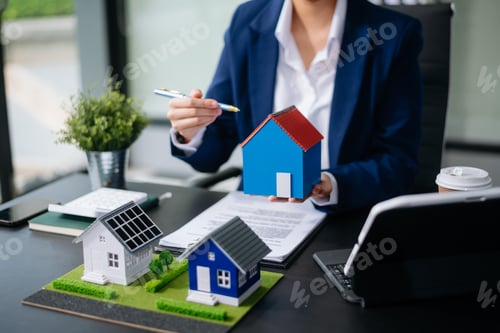 Preview: balancing the property sector The real estate agent is explaining the house style to see the house