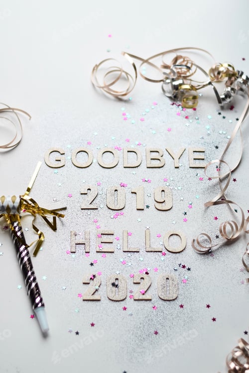 Visualização: Feliz Ano Novo 2020 com glitter e granulado de estrela rosa e prata em fundo branco e festa