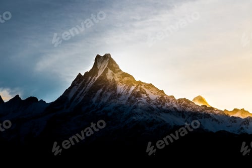 Vorschau: Sonnenaufgang über dem Osten des Mount Machapuchare