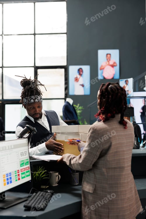 Preview: Fashionable customer holding packages fiiled with clothes