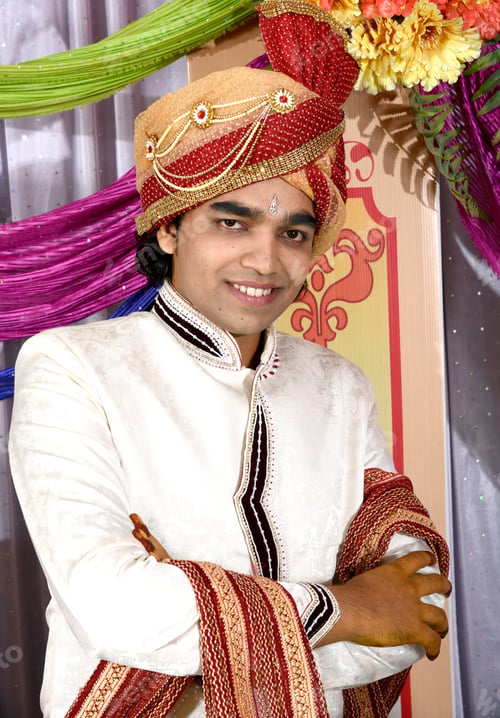Preview: Indian groom wearing traditional clothe.