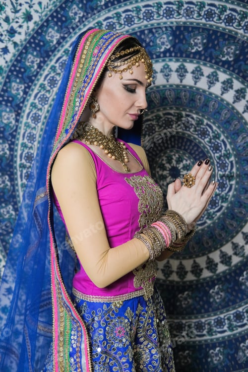 Preview: Portrait Of A Female Model In Ethnic Indian Costume With Jewellery And Traditional Makeup.