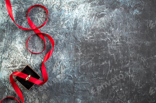 Preview: Top view of engagement band on the right side on dark background