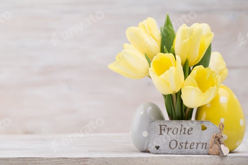 Preview: Yellow tulips, spring flowers and Easter decoration.