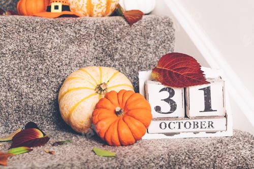 Preview: Pumpkins and decorations on stair