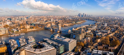Preview: Panoramic aerial shot of the River Thames and the London city skyline