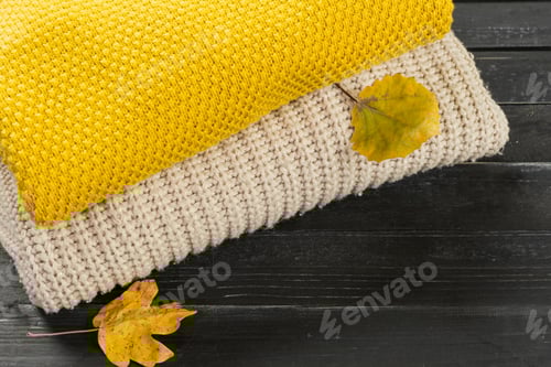 Preview: Warm Yellow Knit Blankets with Autumn Leaves