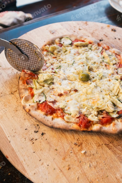 Preview: Cutting pizza