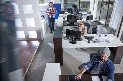 Visualização: Pessoas trabalhando no escritório