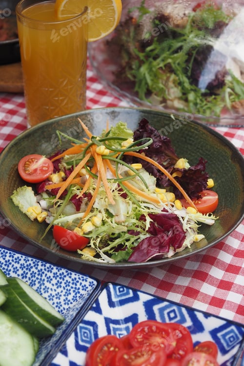 Preview: Close up bowl of mixed vegetables salad