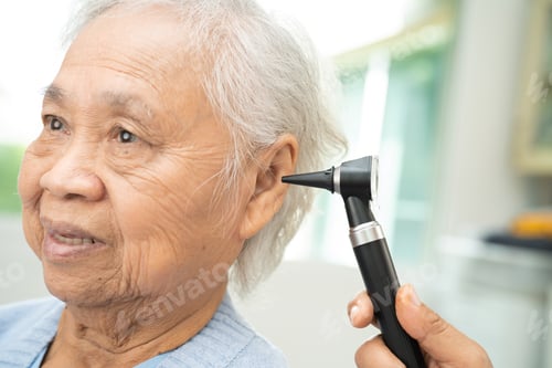 Preview: Audiologist or ENT doctor use otoscope checking ear