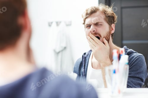 Preview: Man yawning