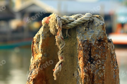 Preview: White rope on concrete pole.