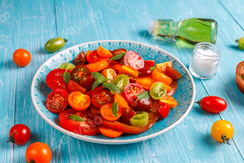 Preview: Fresh tomato salad with basil.